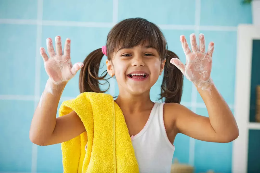 käte pesemine, et vältida ussidega nakatumist